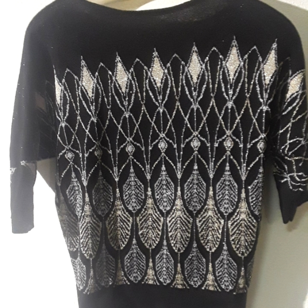 *C1-WHITE HOUSE BLACK MARKET SZ. MED BLK SWEATER DIAMOND GOLD & SILVER DESIGN